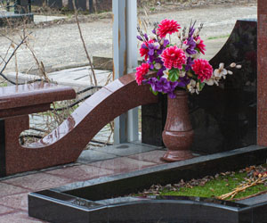 Лампады на кладбище и вазы для могил